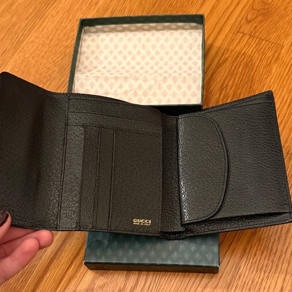 Gucci black compact wallet. - Picture 4 of 13